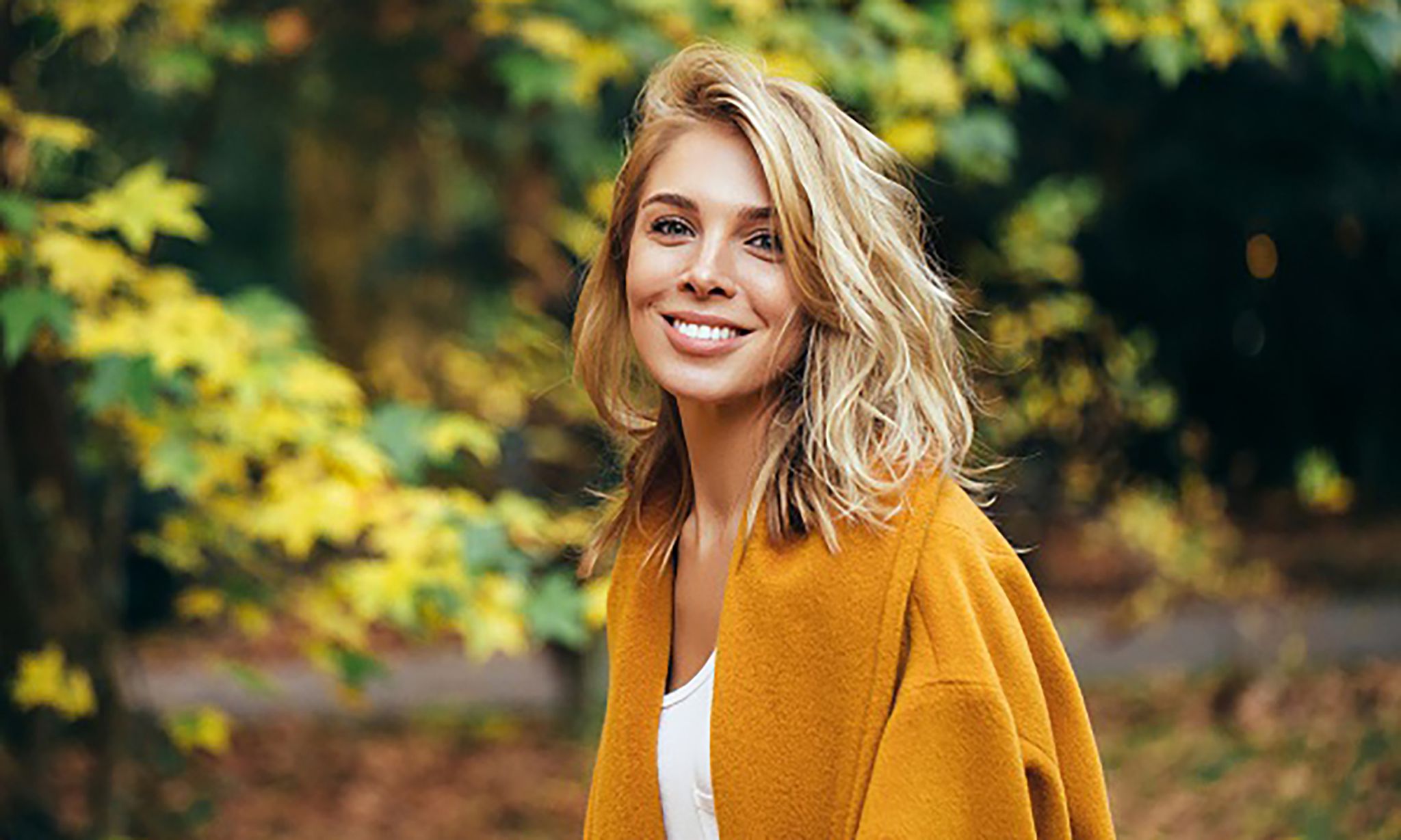 Autumn photo of a beautiful girl